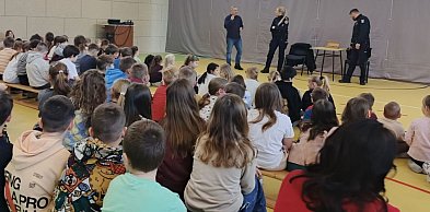 Dzielnicowi rozmawiali z uczniami o bezpieczeństwie podczas zbliżających się ferii