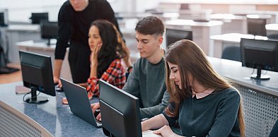 Zestawy wyposażenia szkół  w laboratoria sztucznej inteligencji oraz laboratoria n