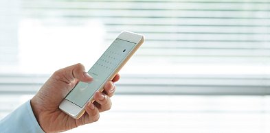 Automatyka rolet w praktyce – jak wygląda montaż i czy każdą roletę można zautomat