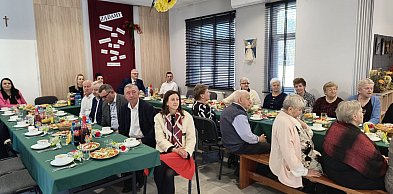 Dzień Kobiet w Dylach. Kwiaty, życzenia i muzyczna niespodzianka od seniorów