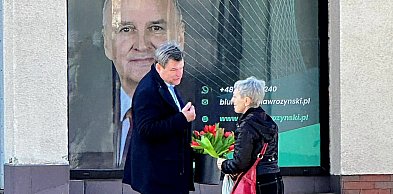 Biłgorajski akcent na 8 marca. Biuro poselskie Różyńskiego rozdawało tulipany