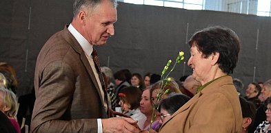 Kabaret, orkiestra i goździki. Pierwszy tak duży Dzień Kobiet w gminie Potok Górny