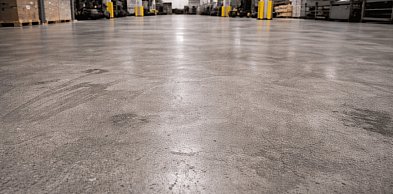 Jak zabezpieczenie chemiczne wpływa na trwałość posadzki?