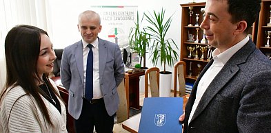 Gratulacje dla Gabrieli Zając od starosty i dyrektora RCEZ-tu (FOTO)