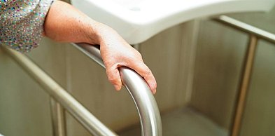 Jak wybrać trwałe poręcze do toalety do domu seniora?