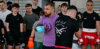 „Polski Zombi” na hali ZSBiO. Lekcja kickboxingu od legendy sportów walki
