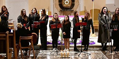 Muzyczna modlitwa w Starym Bidaczowie. Koncert pasyjny zespołu WnieboGłosy