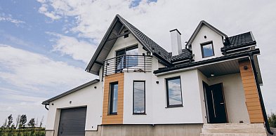 Jakie znaczenie ma wielkość komory spalania we wkładach kominkowych powietrznych