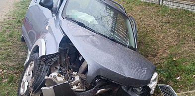 Wypadek w Budzyniu. 71-latek uderzył w betonowy przepust i trafił do szpitala