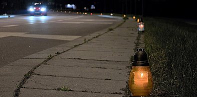 Aleja Jana Pawła II rozbłysła setkami zniczy – rocznica odejścia Papieża Polaka