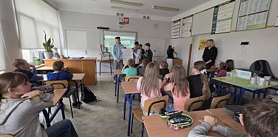 Fizyka łączy pokolenia. Niecodzienna zamiana ról w biłgorajskiej „Piątce”