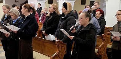 Modlitwa w cieniu pustego ołtarza. Ciemna jutrznia w parafii św. Jerzego