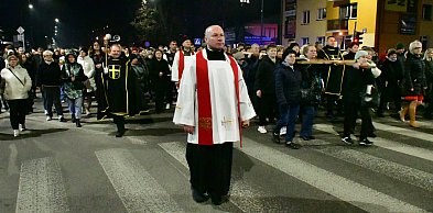 Wspólna modlitwa i śpiew. Relacja z Drogi Krzyżowej w Biłgoraju (FOTO, VIDEO)