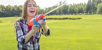 Mokry dyngus, suchy portfel? Sprawdź, jak uniknąć kary i oszustw w te święta
