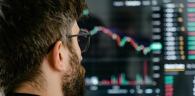 Jak inwestować globalnie będąc z małego miasta? Giełdy, ETF-y i kryptowaluty dla p