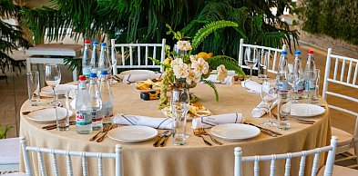 Jak pięknie zastawić stół na przyjęciu? Kilka wskazówek