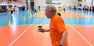 Bieg kelnera i „lot czarownic”: Seniorzy opanowali biłgorajski OSiR