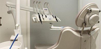 Implant czy most — co wybrać po utracie zęba i od czego zależy ta decyzja