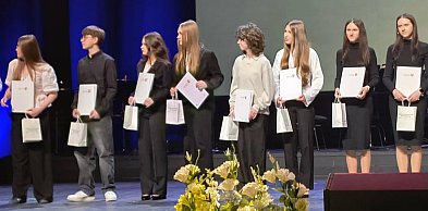 Uczniowie ONZ-etu i „Budowlanki” ze stypendiami Marszałka