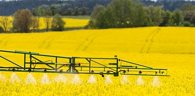 Opryskiwacz ciągany czy samojezdny – co sprawdza się w dużym gospodarstwie?