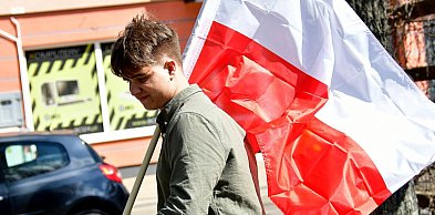 Biało-czerwony Biłgoraj: Rozdano 400 flag w ramach akcji „Spacer z flagą”
