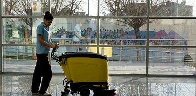 Jaka maszyna czyszcząca do podłóg sprawdzi się przy zabrudzeniach
