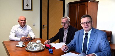 Burmistrz Frampola podpisał umowy na modernizację dróg w gminie