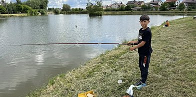 Mali wędkarze nad zalewem Błonie. Dzień Dziecka w Tarnogrodzie