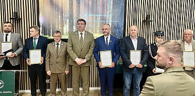 Gasili inni, oni "wypinają piersi do orderów i odbierają podziękowania"