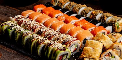 Czym różnią się rolki, nigiri, sashimi i zestawy mieszane?