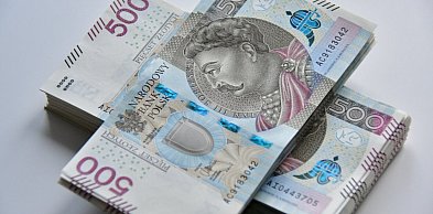 Wykonując polecenia oszustów straciła ponad 8 tys. zł