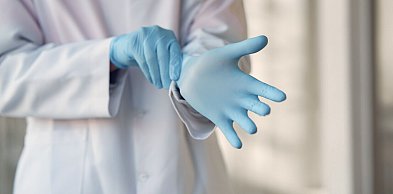 Jak wybrać odzież medyczną, która łączy profesjonalny wygląd i wygodę?