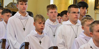 Blisko 100 ministrantów przyjęło krzyże lektorskie w Biłgoraju FOTO, VIDEO
