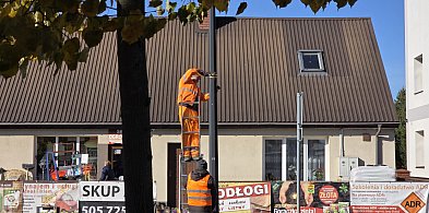Ma być odświętnie. Służby właśnie montują uchwyty-57261