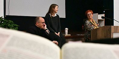 Aktorka uczyła czytać publicznie Pismo Święte (FOTO, VIDEO)-57686