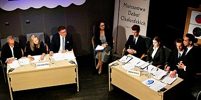 Bitwa na argumenty w BCK: Biłgorajskie uczniowie rozpoczęli mistrzostwa (FOTO)-57926