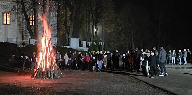 Goraj uczcił 107. rocznicę Odzyskania Niepodległości śpiewem i ogniskiem (FOTO)-58010