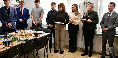 Most pokoleń przy wigilijnym stole. Wyjątkowe spotkanie młodzieży i seniorów-59451