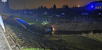 Osobowy Opel w rzece Biała Łada, kierujący oddalił się z miejsca-59686