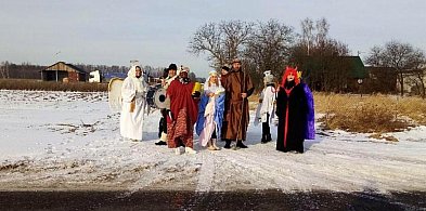 Z gwiazdą i dobrą nowiną. Wyjątkowa tradycja kolędowania w Woli Różanieckiej VIDEO-59959