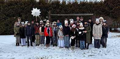 Młodzież z Majdanu Starego podtrzymuje kolędnicze tradycje (FOTO)-60064