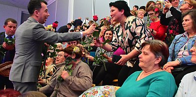 Prawie tysiąc kobiet w biłgorajskiej Budowlance. Tak świętował Powiat FOTO, VIDEO