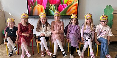 Dzień Kobiet z klasą. Relacja z Dnia Elegancji w Szkole Podstawowej w Obszy