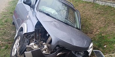 Wypadek w Budzyniu. 71-latek uderzył w betonowy przepust i trafił do szpitala