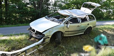 Nietrzeźwy kierowca Skody dachował w Biłgoraju. Najechali na to policjanci