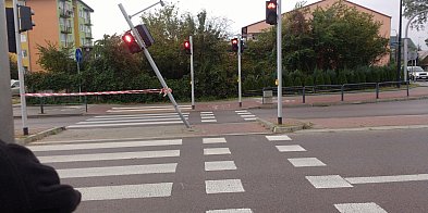 Uszkodzona sygnalizacja świetlna ważnego skrzyżowania. -56687
