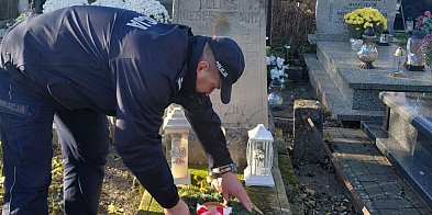 Policja na grobach kolegów-57761