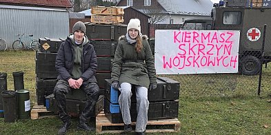 Militarna okazja w centrum Biłgoraja. Skrzynie wojskowe-59490