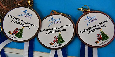 Biegi, rzuty i kalistenika. Świąteczna rywalizacja najmłodszych na obiektach OSiR-59478
