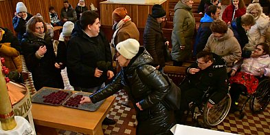 „Pij miłość świętego Jana” – niezwykła tradycja błogosławienia wina w Kościele-59659